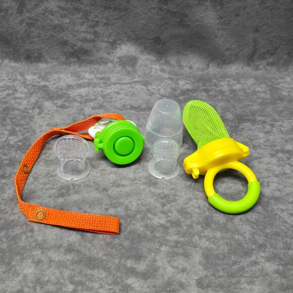 Munchkin Baby Fresh Food Feeder & Fruit Nibbler with Strap Teething Toy - Picture 2 of 5